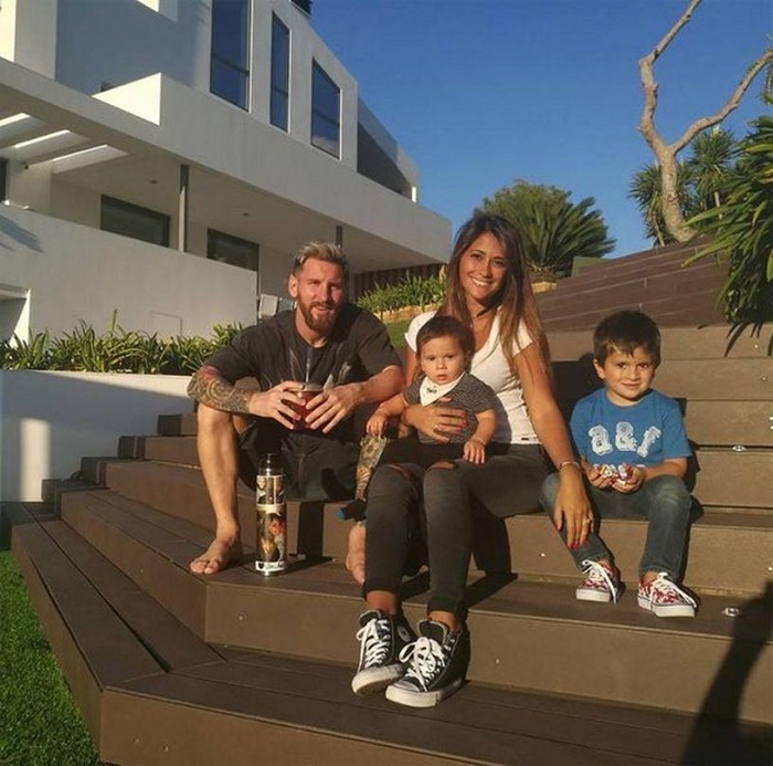 Lionel Messi house outside
