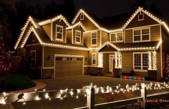 How to Decorate House With Lights