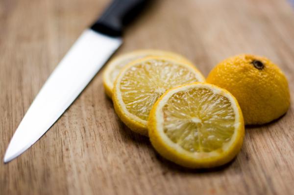 Lemon slices to remove stains