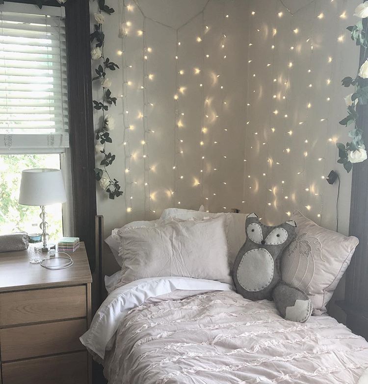 minimalist dorm room