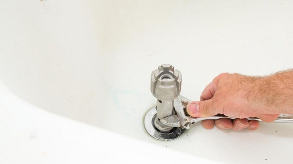 How to Remove the Stopper From a Bathtub