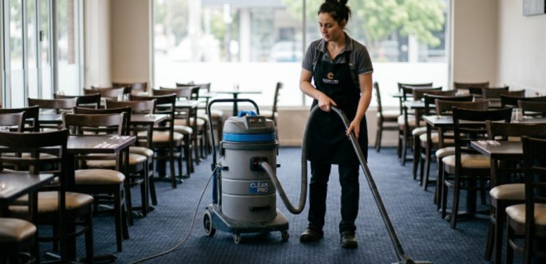 How to Select a Commercial Vacuum Cleaner for Daily Restaurant Cleaning